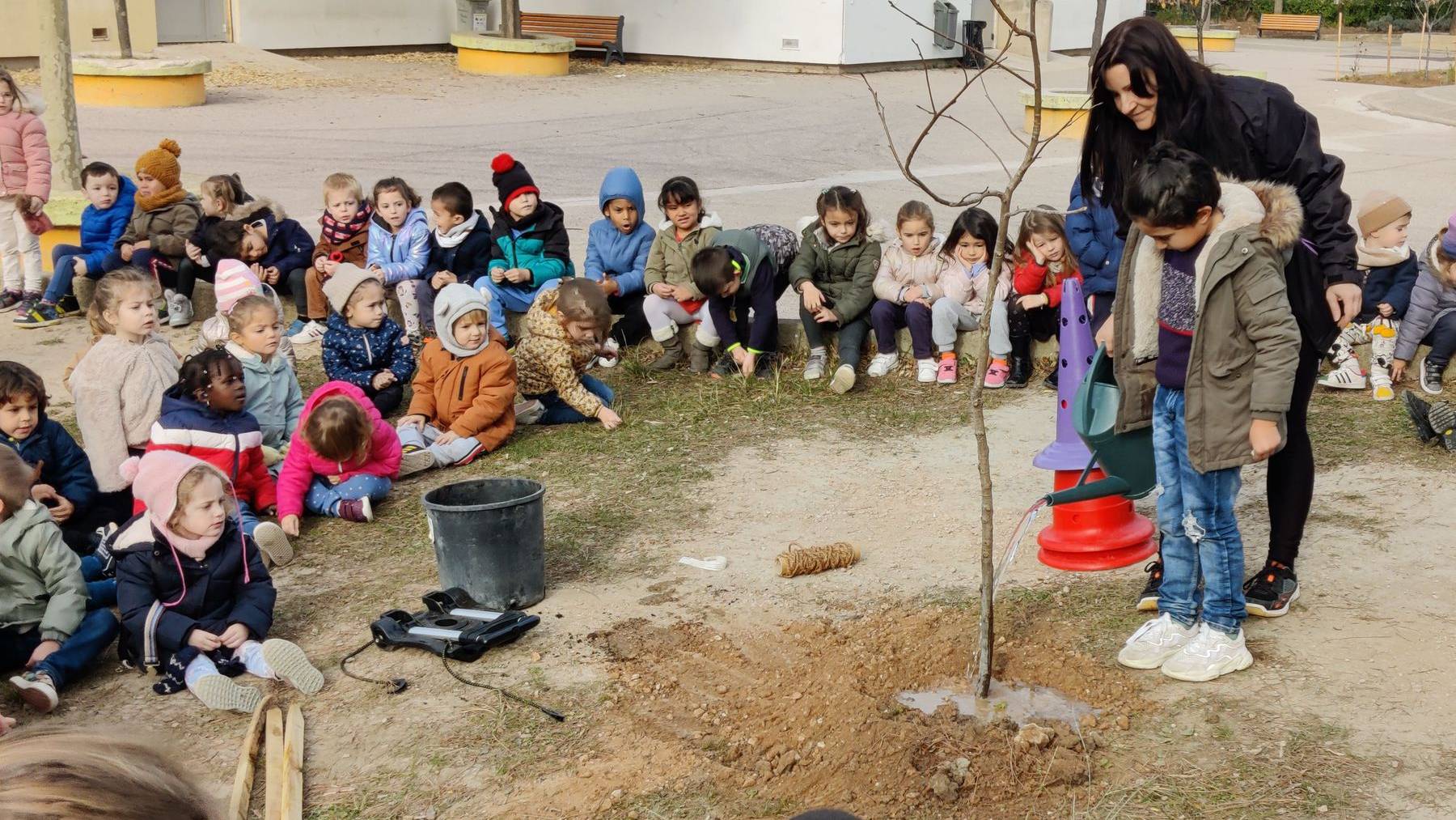 , Vitrolles : les enfants de l&rsquo;école Morin plantent des arbres pour symboliser leur engagement écologique