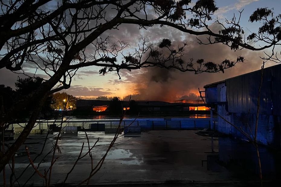 , VIDÉO. Un incendie se déclare dans un entrepôt contenant des feux d&rsquo;artifice et déclenche plusieurs explosions