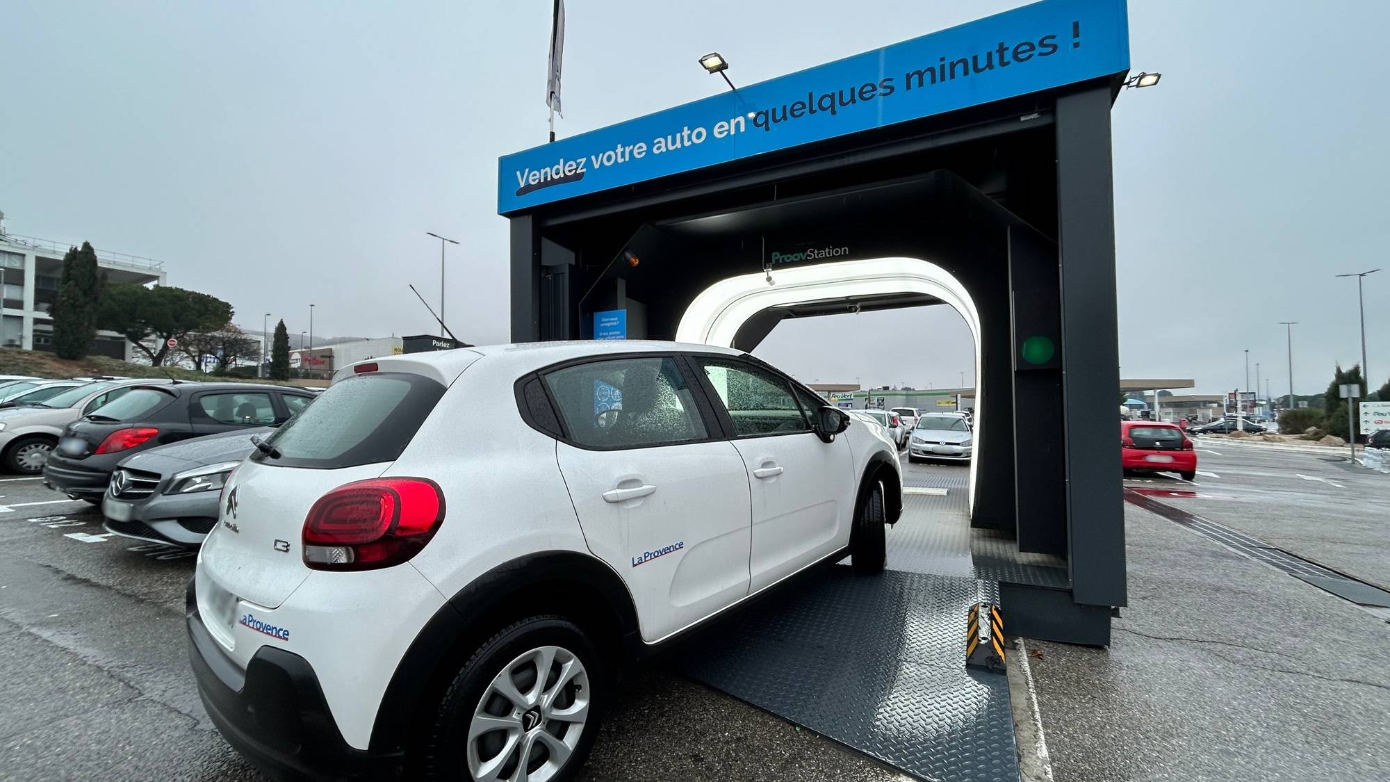 , On a testé le portique qui scanne votre voiture pour la racheter « en quelques minutes » installé à Vitrolles